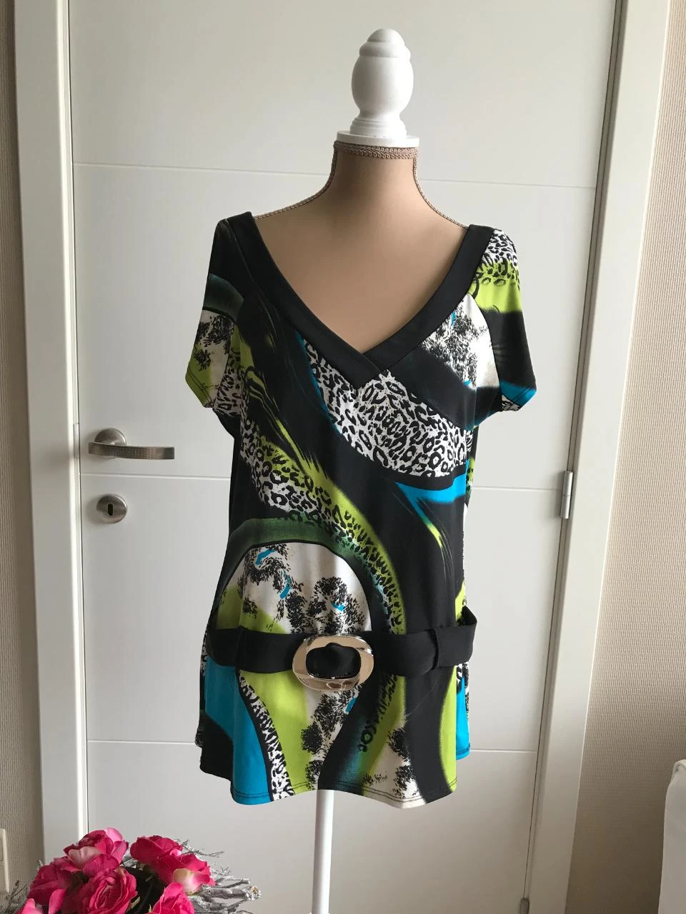 Frank Lyman 14/42 super mooi bloesje met mooie rug .